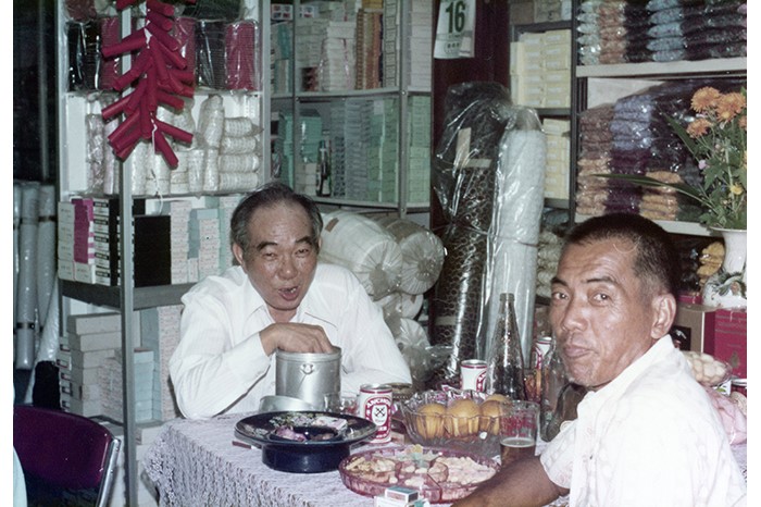 Gambar Ng Koon Teng (kiri), pengasas perniagaan, di kedai pertama Sin Hin Chuan Kee di 47 Clyde Street.